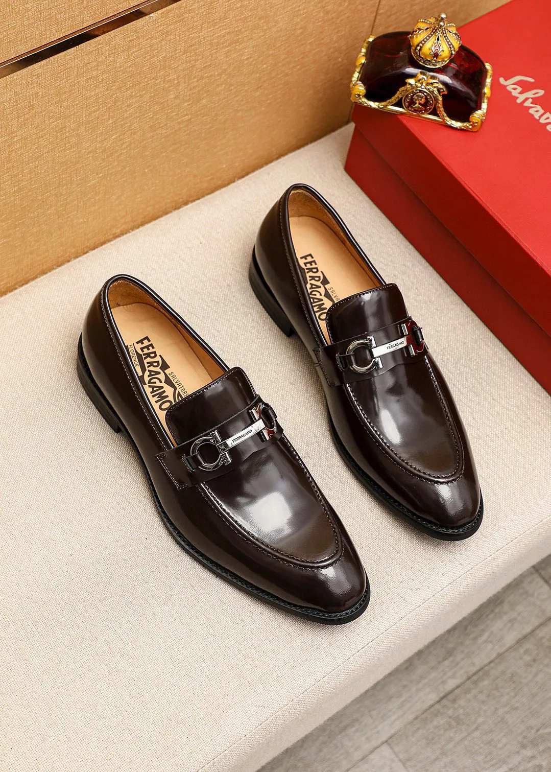 Men's shoes 💰460 💐 Product trademark: Ferragamo "Ferragamo" casual leather shoes Regular size: 39-44 (38.45.46🉑️Customized) Product materials: Selected imported open-edge beaded cowhide leather upper + classic hardware buckle, imported water-dyed cowhide leather lining. Strong three-dimensional visual effect, combined outsole Color: 2⃣️colors available